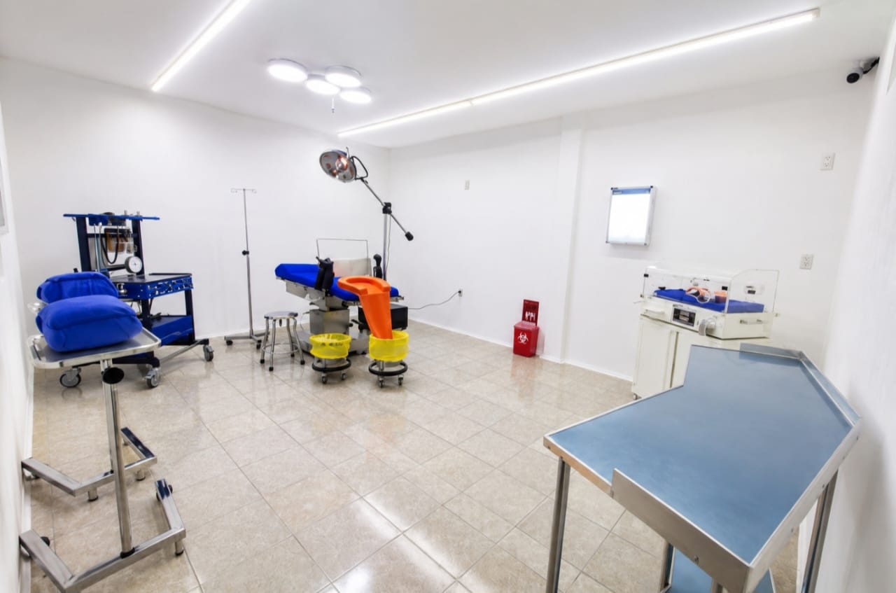 Sala de tococirugía y simulación obstétrica