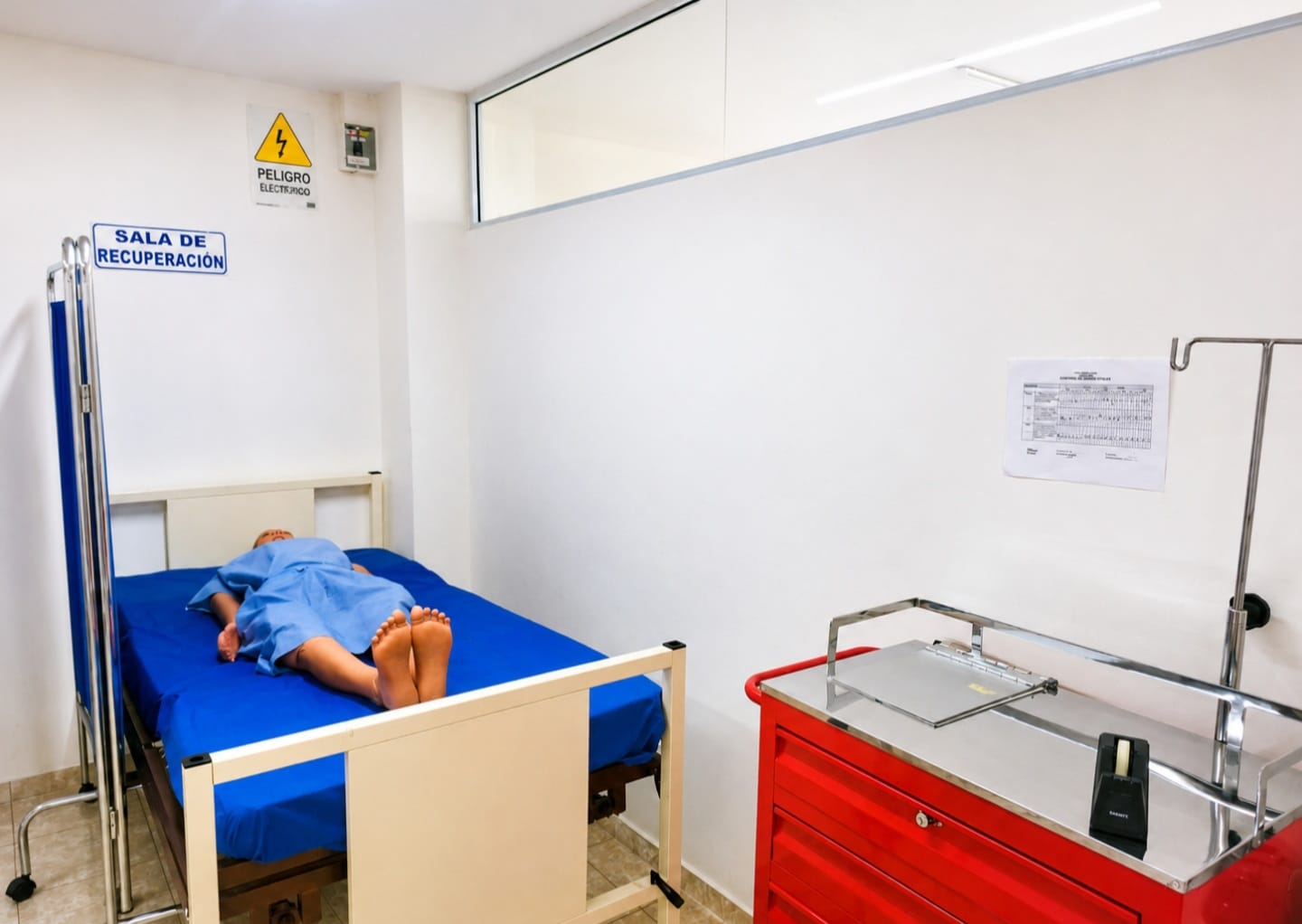 Sala de recuperación con maniquí