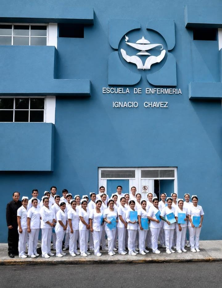 Fachada del Plantel Santa Mónica con alumnos