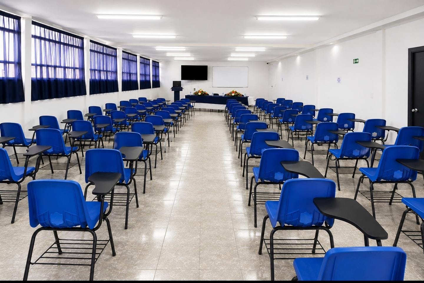 Auditorio con butacas azules del Plantel Santa Cecilia