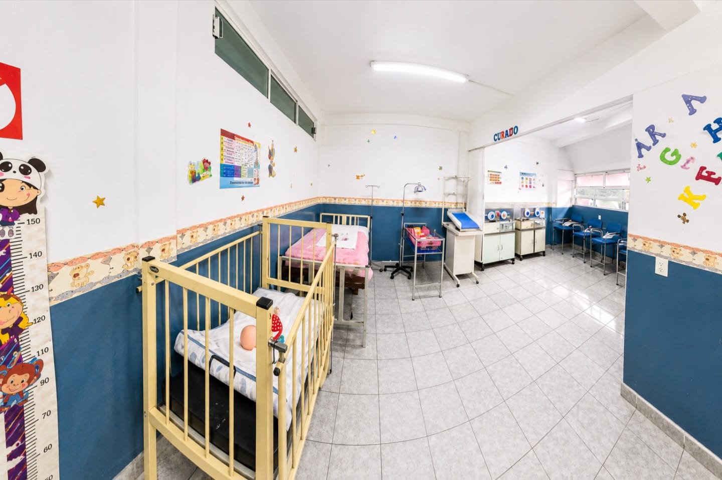 Área de simulación pediátrica con cunas