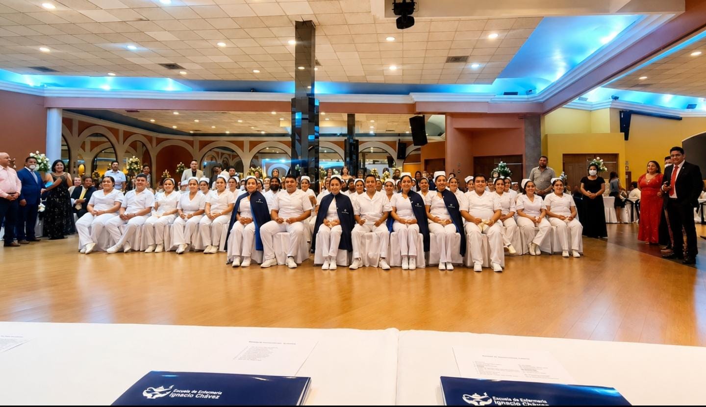 Egresados de enfermería en ceremonia de graduación