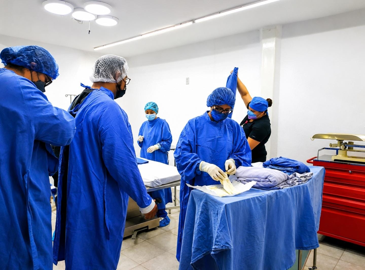 Alumnas en uniforme quirúrgico realizando práctica