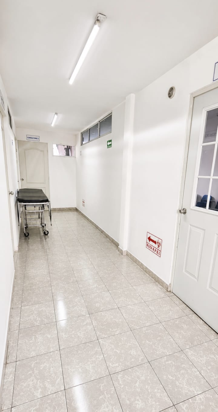Pasillo interior con área de consultorios