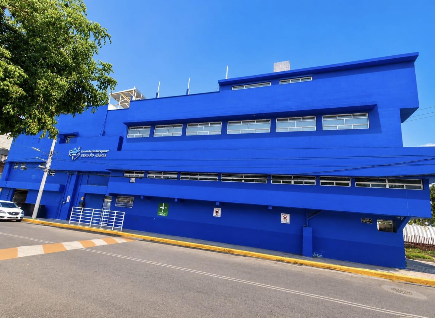 Fachada azul del Plantel Santa Cecilia